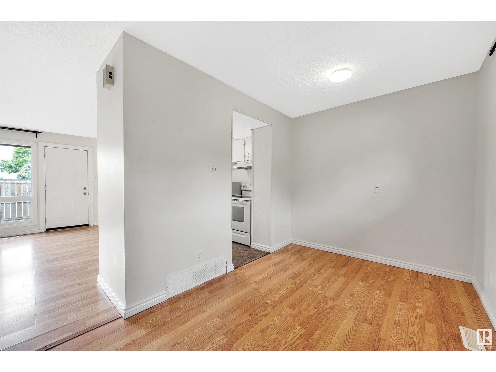Property at 528 ABBOTTSFIELD RD NW image 3
