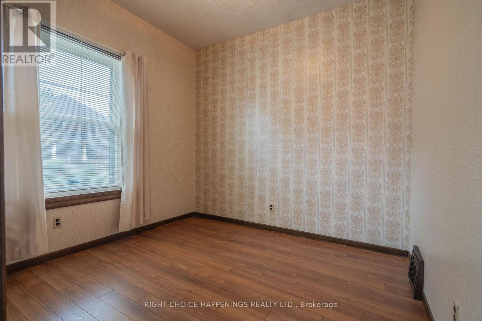 104 Albert Street, St. Catharines, Ontario  L2R 2H3 - Photo 13 - X12258364