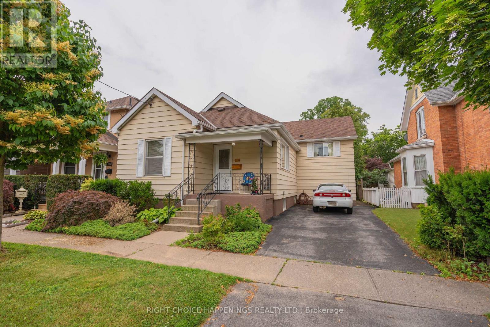 104 Albert Street, St. Catharines, Ontario  L2R 2H3 - Photo 2 - X12258364