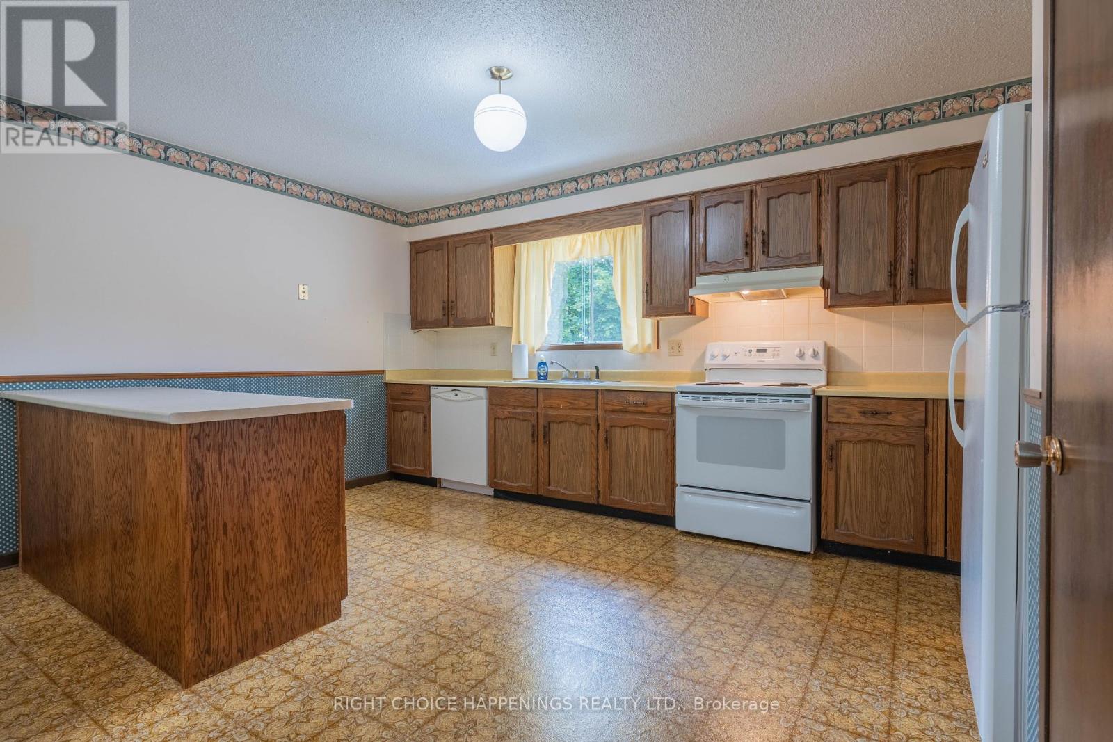 104 Albert Street, St. Catharines, Ontario  L2R 2H3 - Photo 5 - X12258364