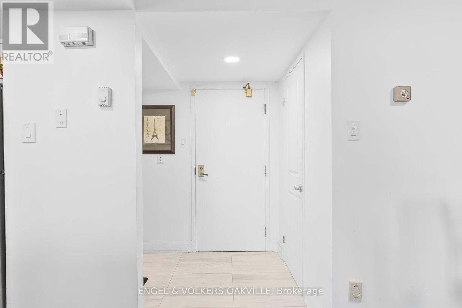 416 - 100 Bronte Road, Oakville, Ontario  L6L 6L5 - Photo 2 - W12258394