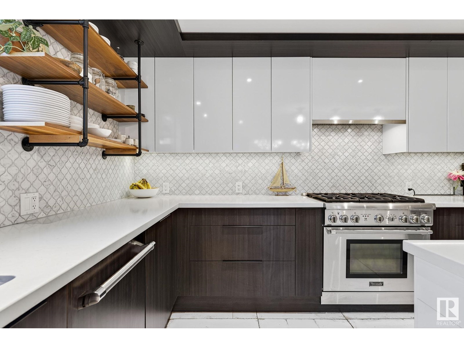 Property at 251 WAKINA DR NW image 3