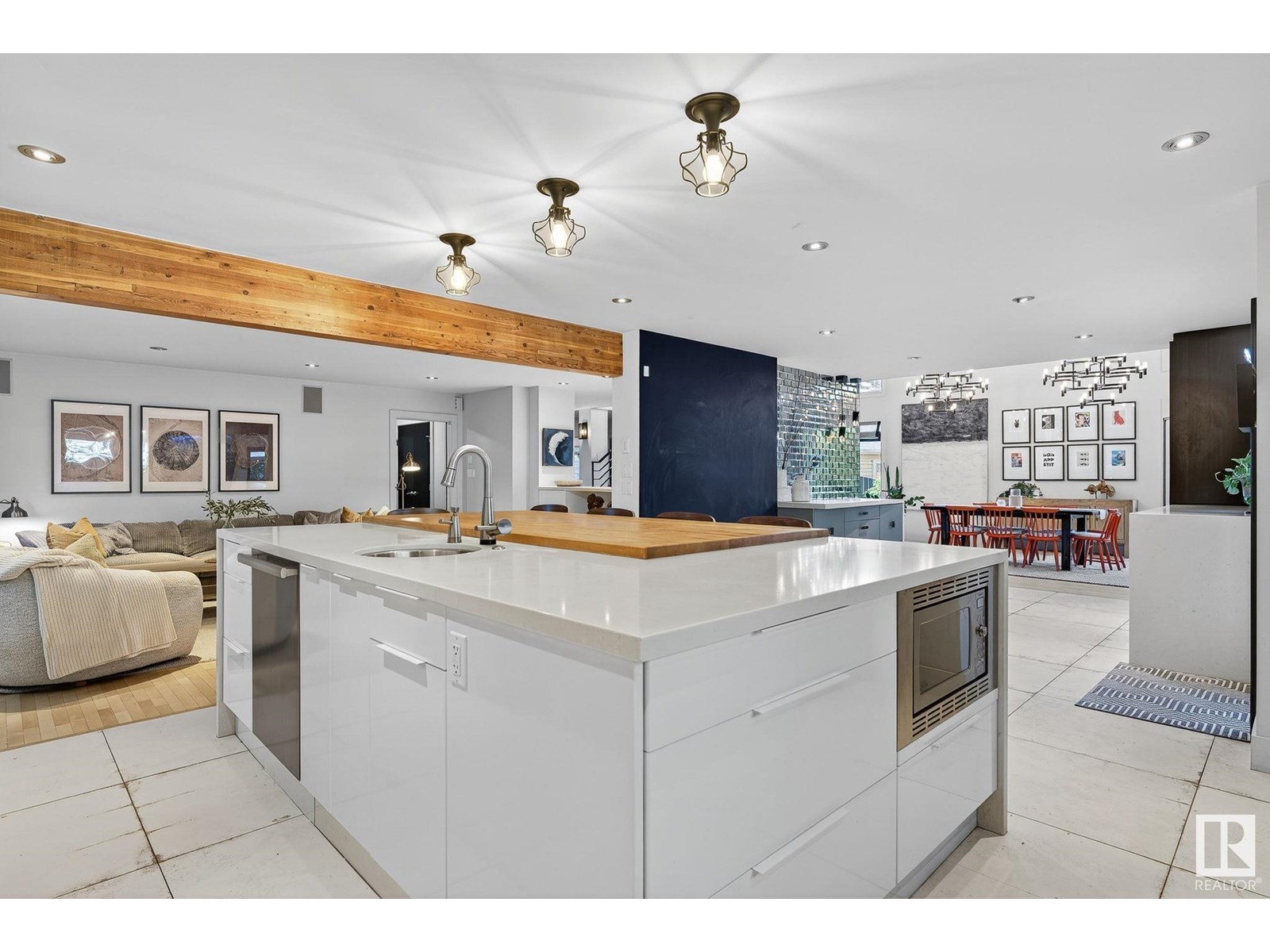 Property at 251 WAKINA DR NW image 4