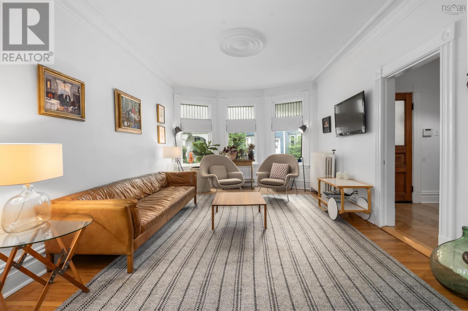 Property at 1545 Henry Street image 4