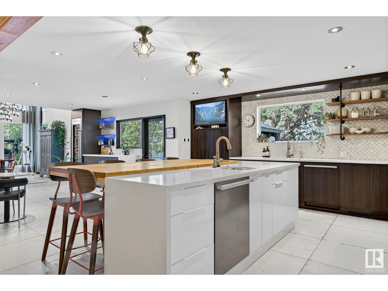 Property at 251 WAKINA DR NW image 1