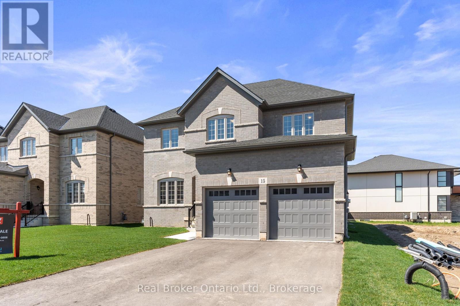 15 Venture Way, Thorold, Ontario  L2V 0G9 - Photo 2 - X12258486