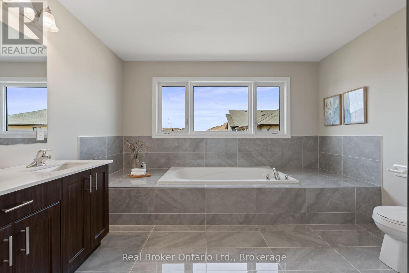 15 Venture Way, Thorold, Ontario  L2V 0G9 - Photo 37 - X12258486