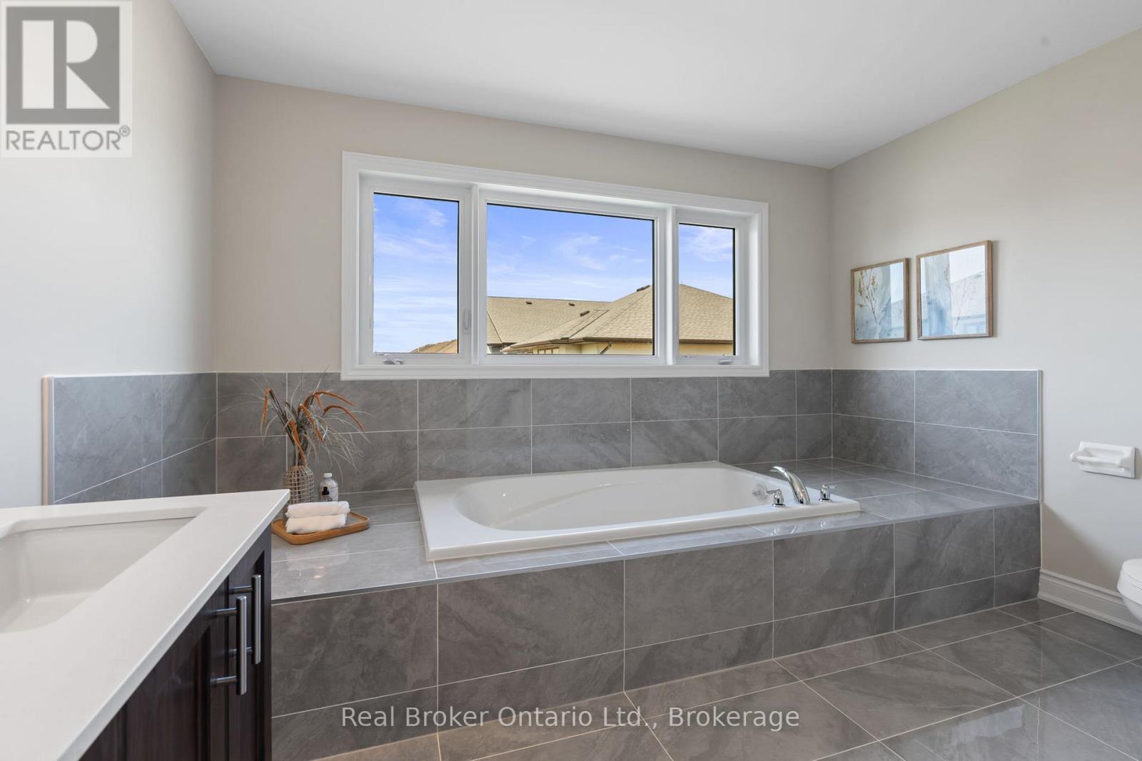 15 Venture Way, Thorold, Ontario  L2V 0G9 - Photo 38 - X12258486