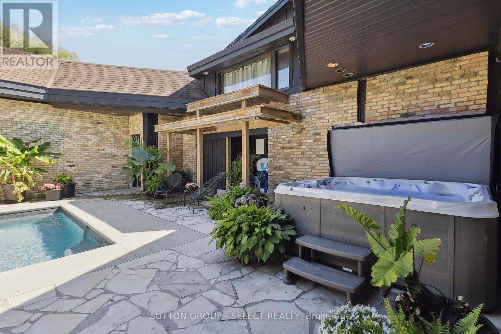 10096 Charlton Drive, Middlesex Centre, Ontario  N0M 1P0 - Photo 43 - X12256140