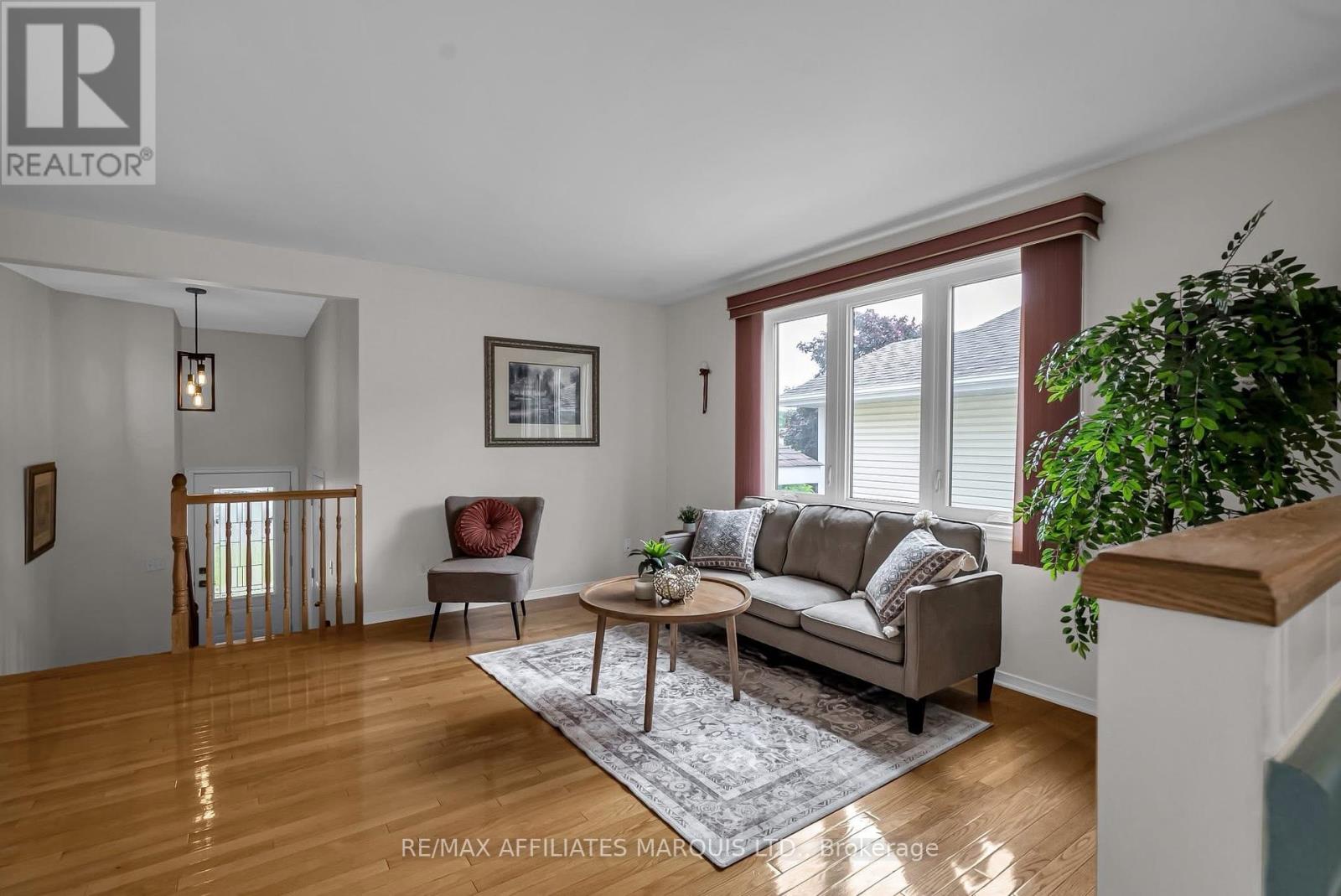 Property at 212 NORTHWOODS CRESCENT image 4