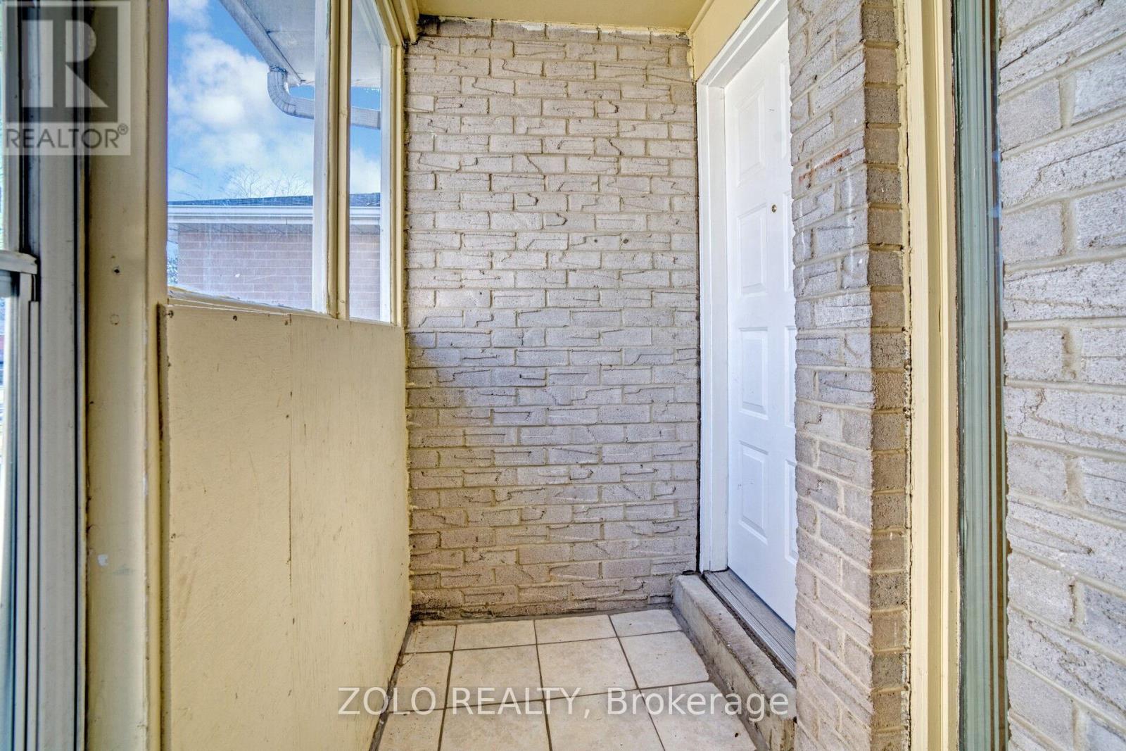 Property at 136 GOLDHAWK TRAIL image 4