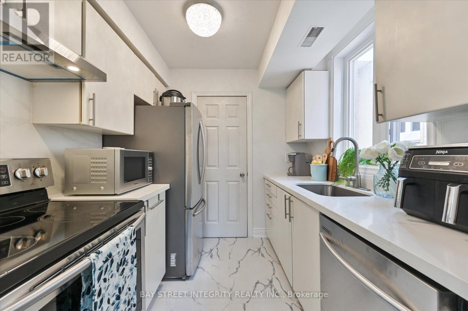318 - 75 Weldrick Road E, Richmond Hill, Ontario  L4C 0H9 - Photo 18 - N12258747