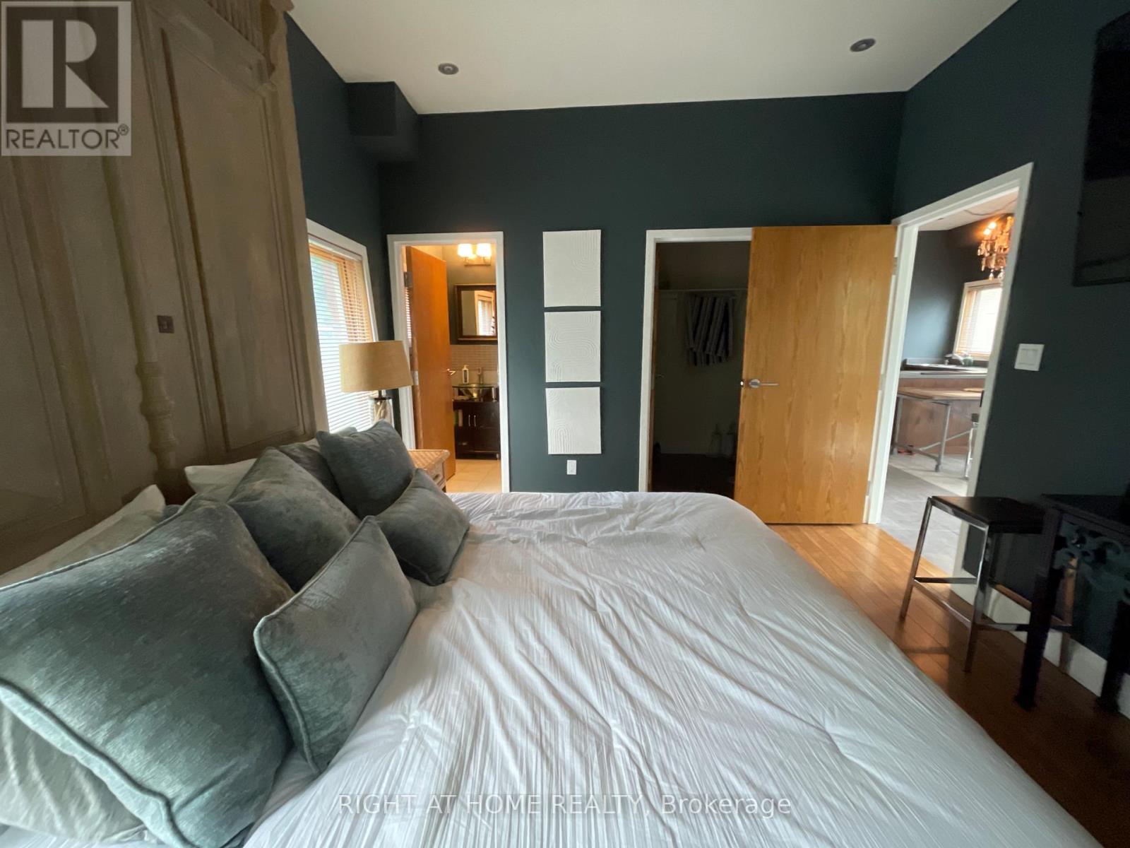 5994 River Grove Avenue, Mississauga, Ontario  L5M 4Z8 - Photo 3 - W12258636