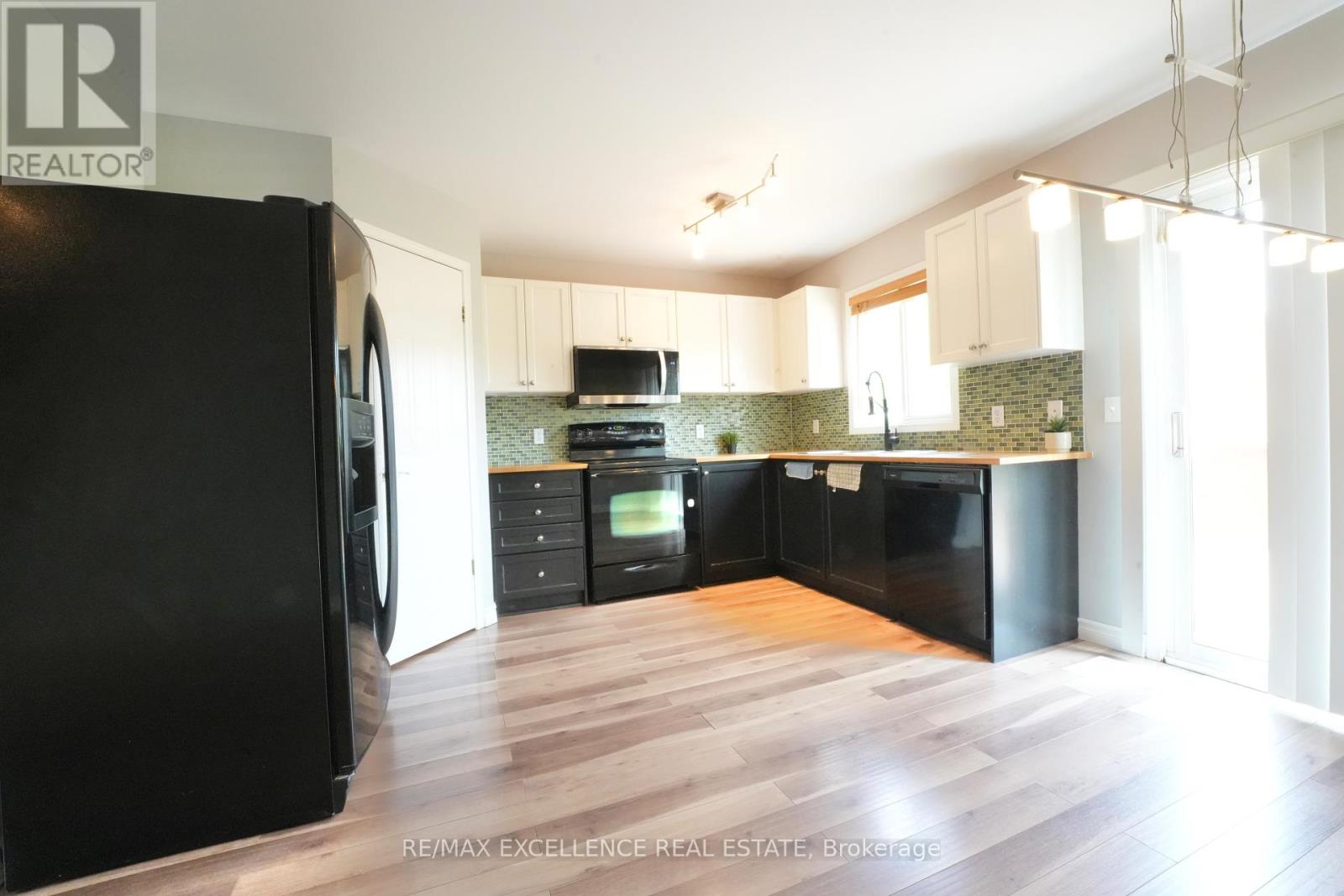 39 Phair Crescent, London South, Ontario  N5Z 5B5 - Photo 10 - X12258540