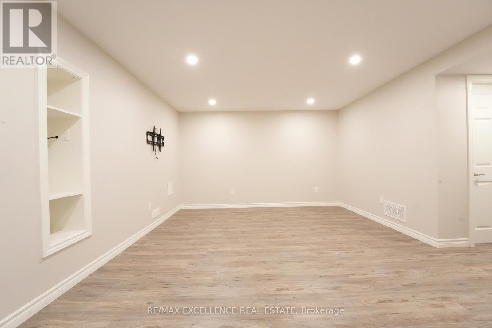 39 Phair Crescent, London South, Ontario  N5Z 5B5 - Photo 21 - X12258540