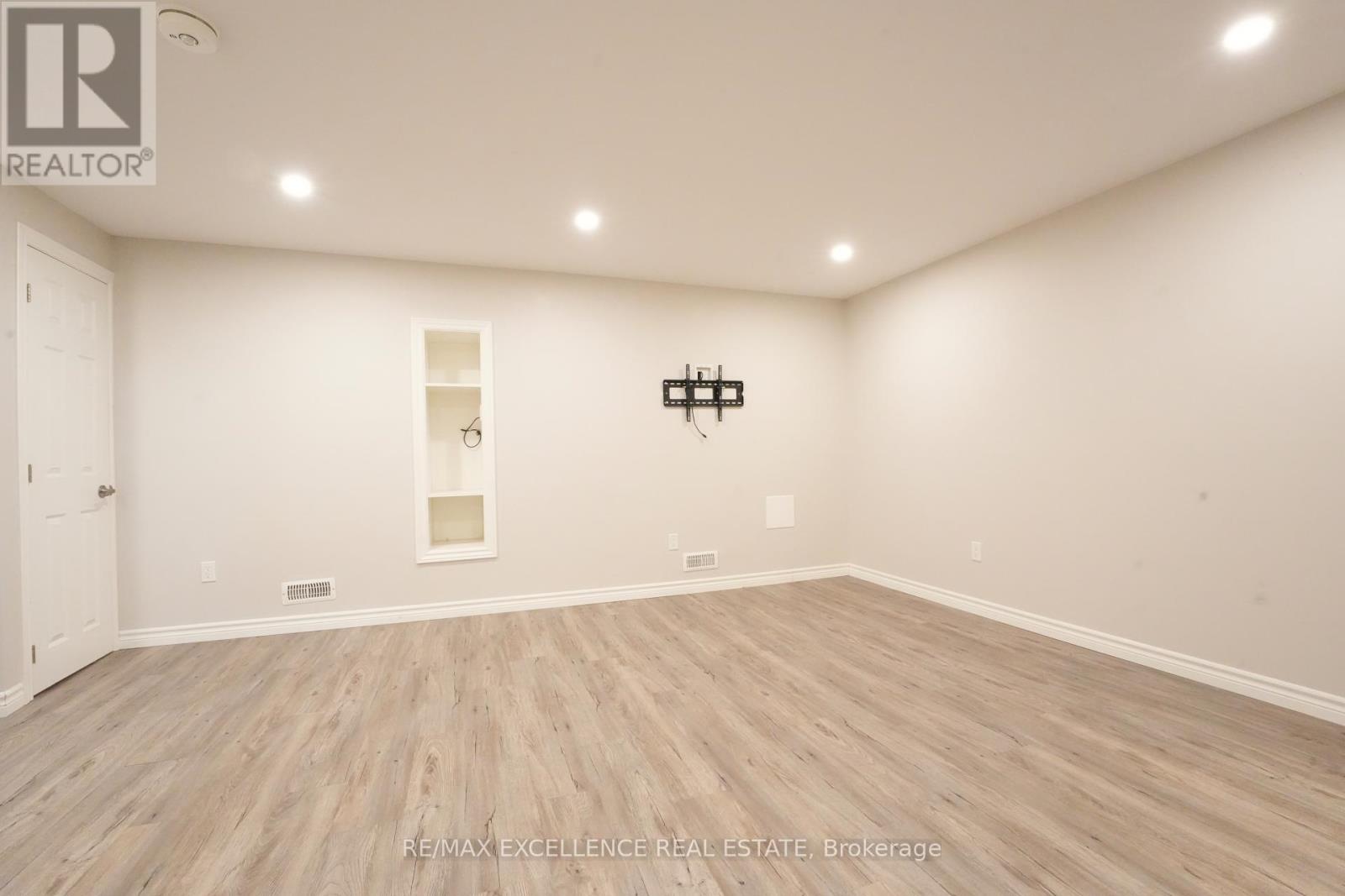 39 Phair Crescent, London South, Ontario  N5Z 5B5 - Photo 22 - X12258540