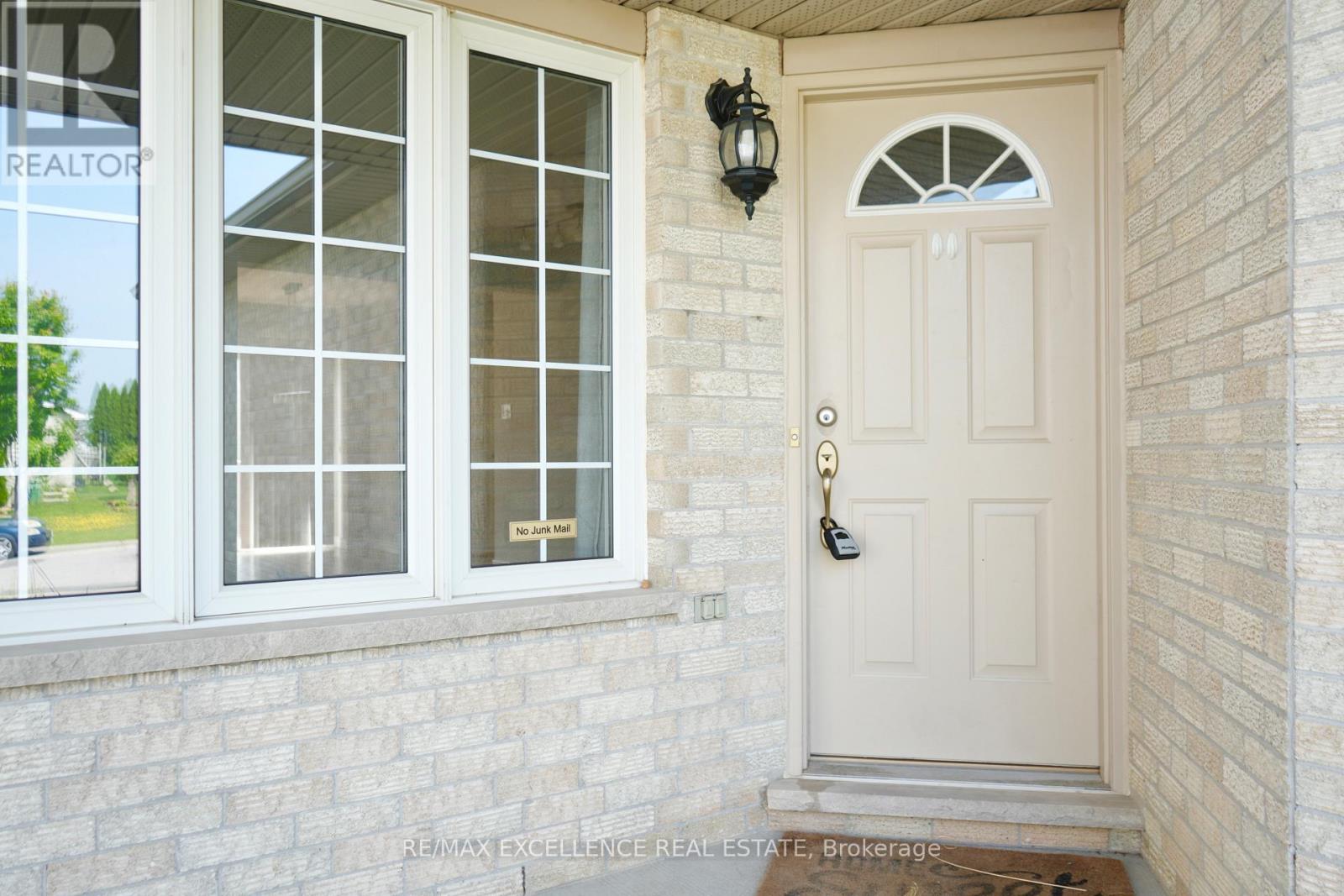 39 Phair Crescent, London South, Ontario  N5Z 5B5 - Photo 3 - X12258540