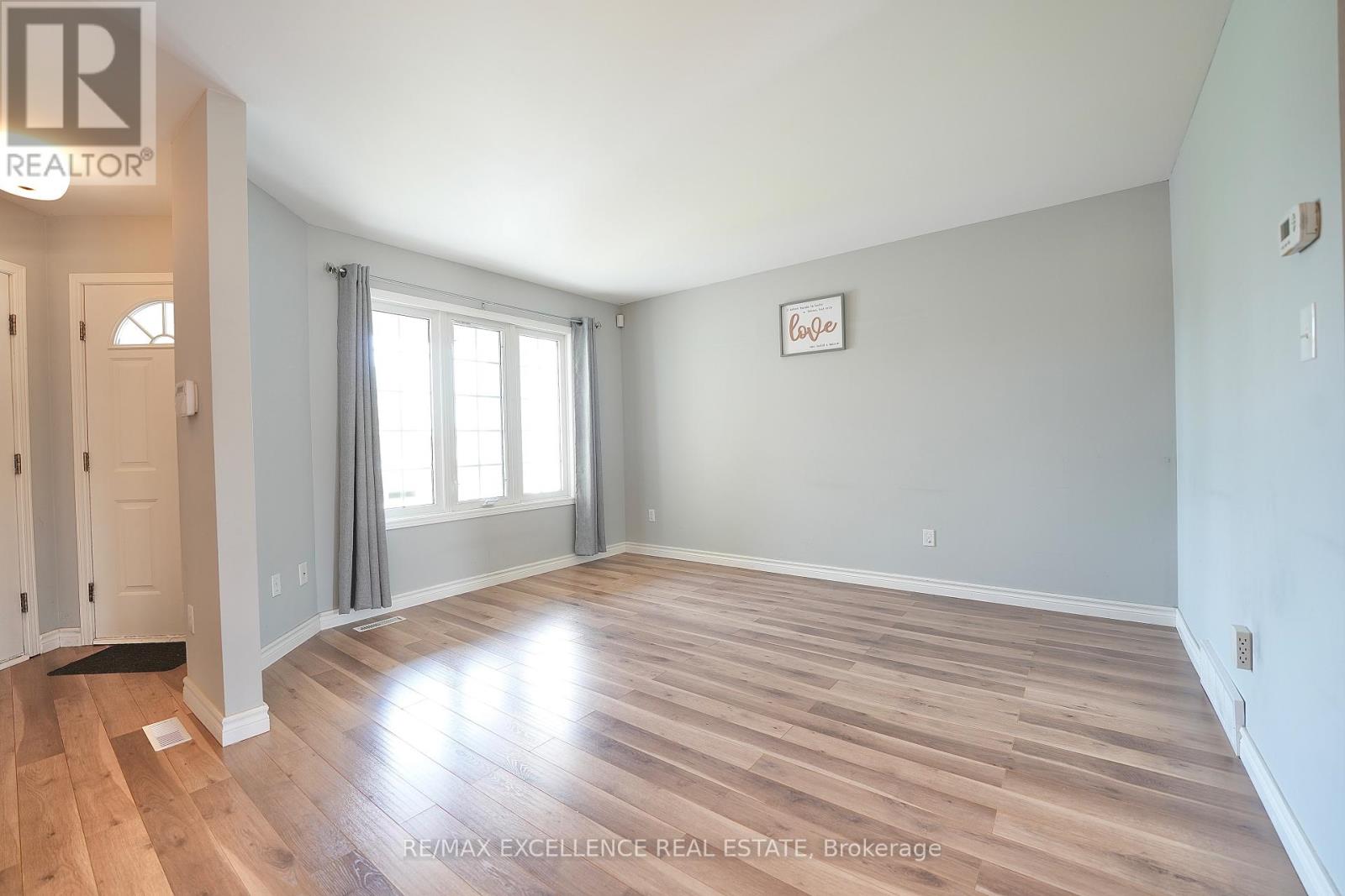 39 Phair Crescent, London South, Ontario  N5Z 5B5 - Photo 5 - X12258540