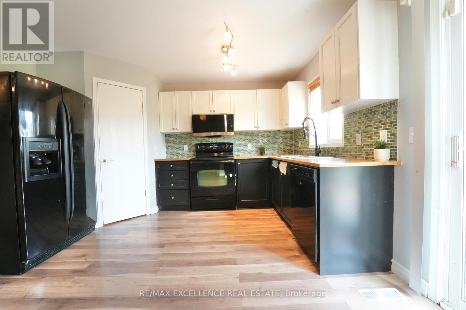 39 Phair Crescent, London South, Ontario  N5Z 5B5 - Photo 9 - X12258540