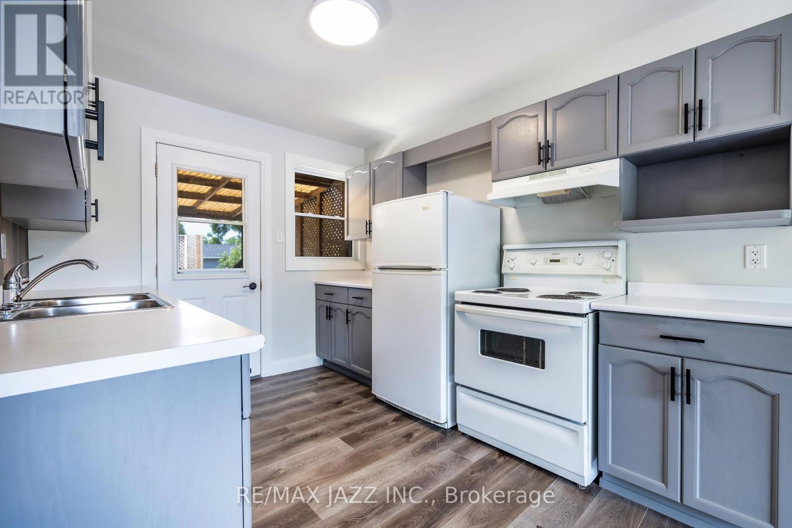 89 D'arcy Street, Cobourg, Ontario K9A 3Z7 - Photo 6 - X12259210