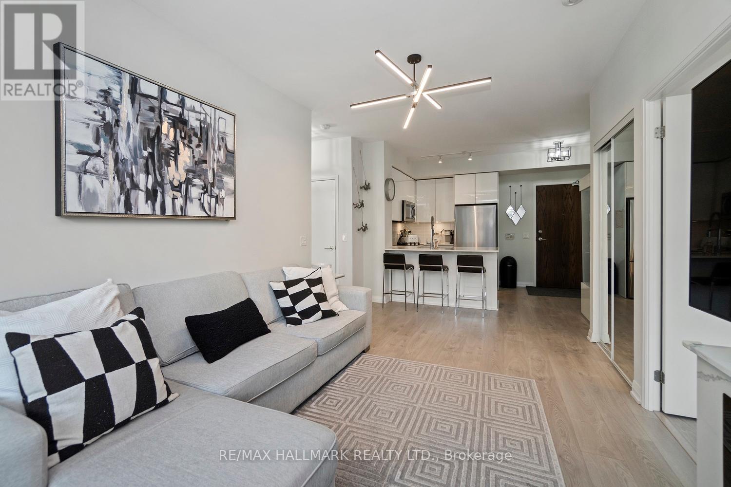 Property at 729 - 99 EAGLE ROCK WAY image 3