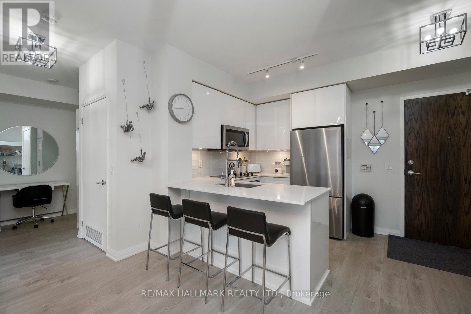 Property at 729 - 99 EAGLE ROCK WAY image 4