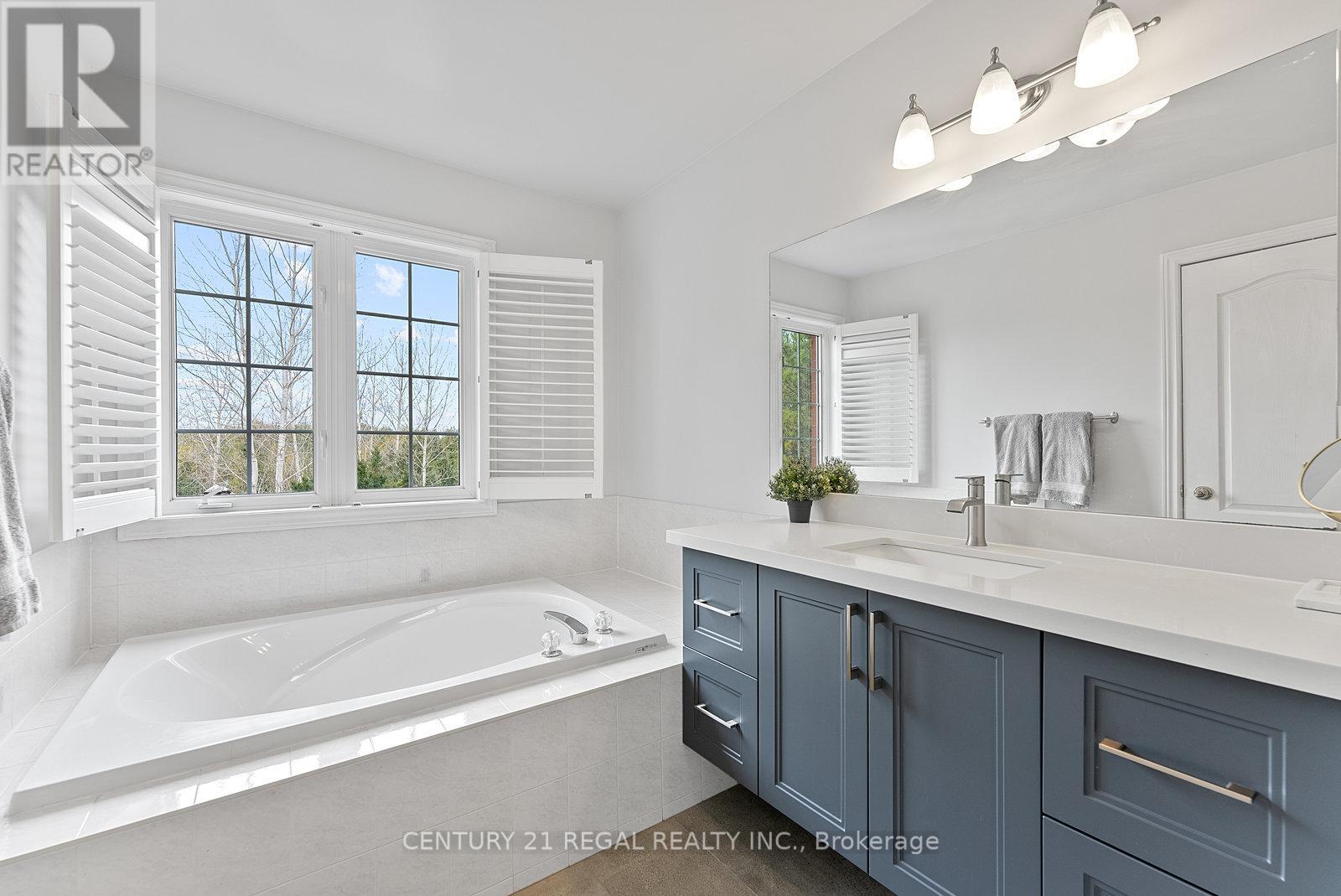 42 Ballymore Drive, Aurora, Ontario  L4G 7E6 - Photo 4 - N12259113