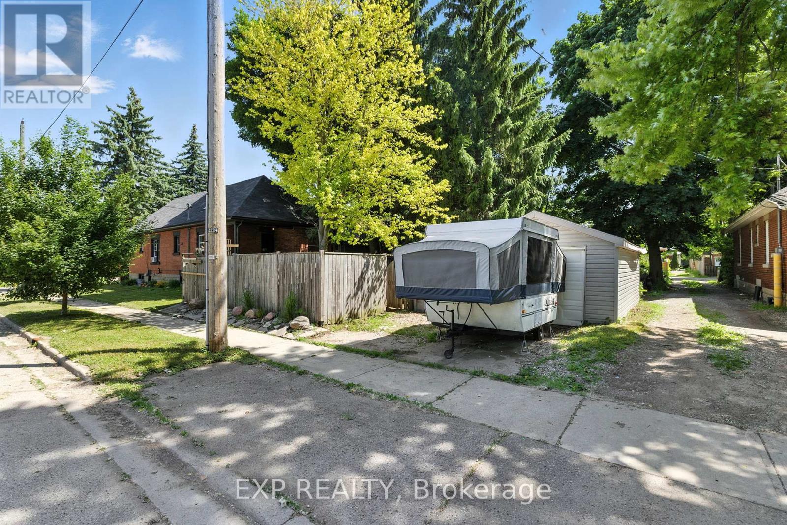 20 Barrington Avenue, London North, Ontario  N6H 1J9 - Photo 7 - X12259282