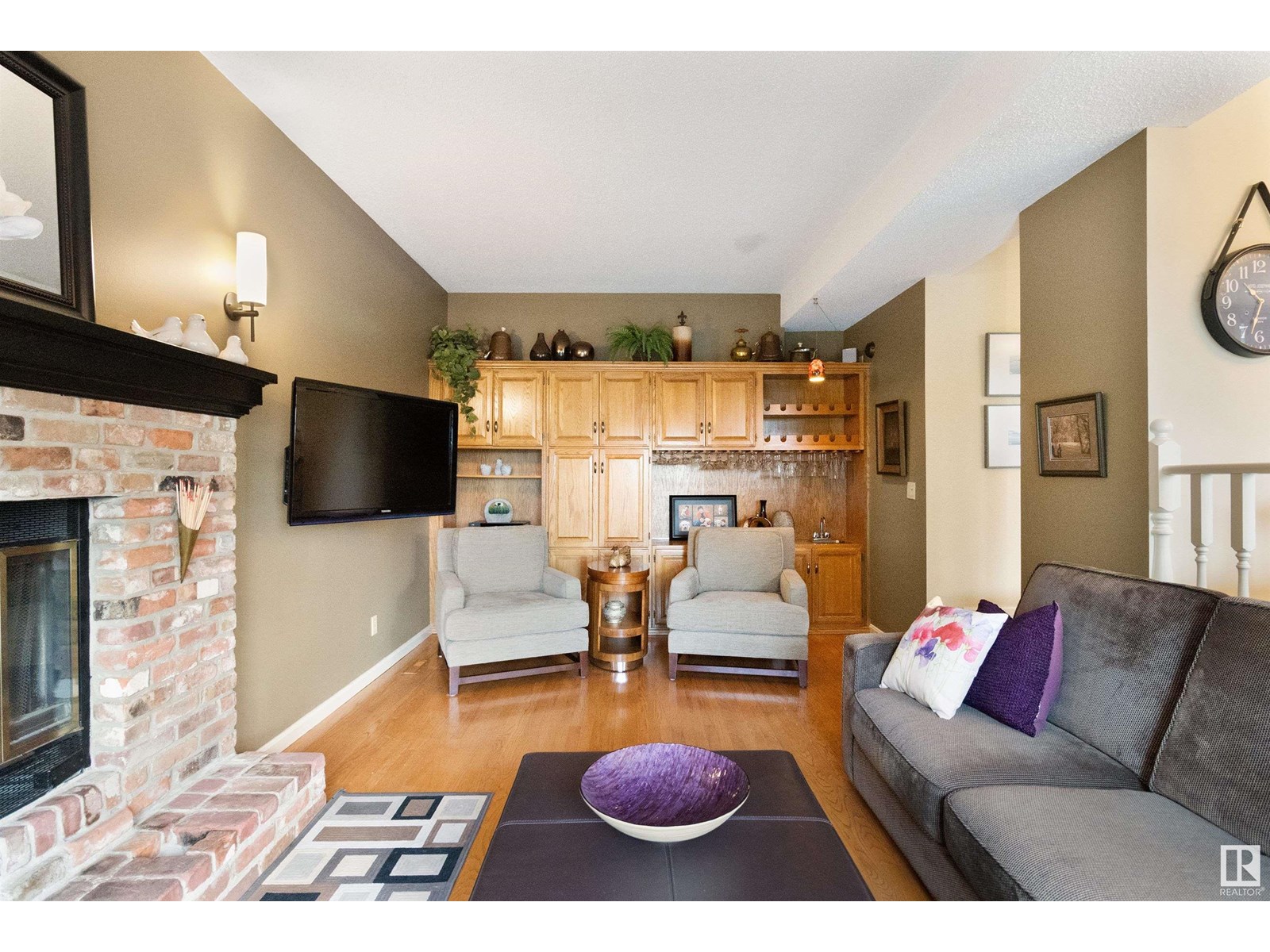 Property at 433 VILLAGE DR image 5