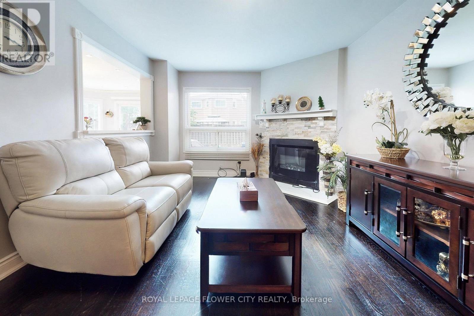 656 Esprit Crescent, Mississauga, Ontario  L5R 3B9 - Photo 7 - W12259116