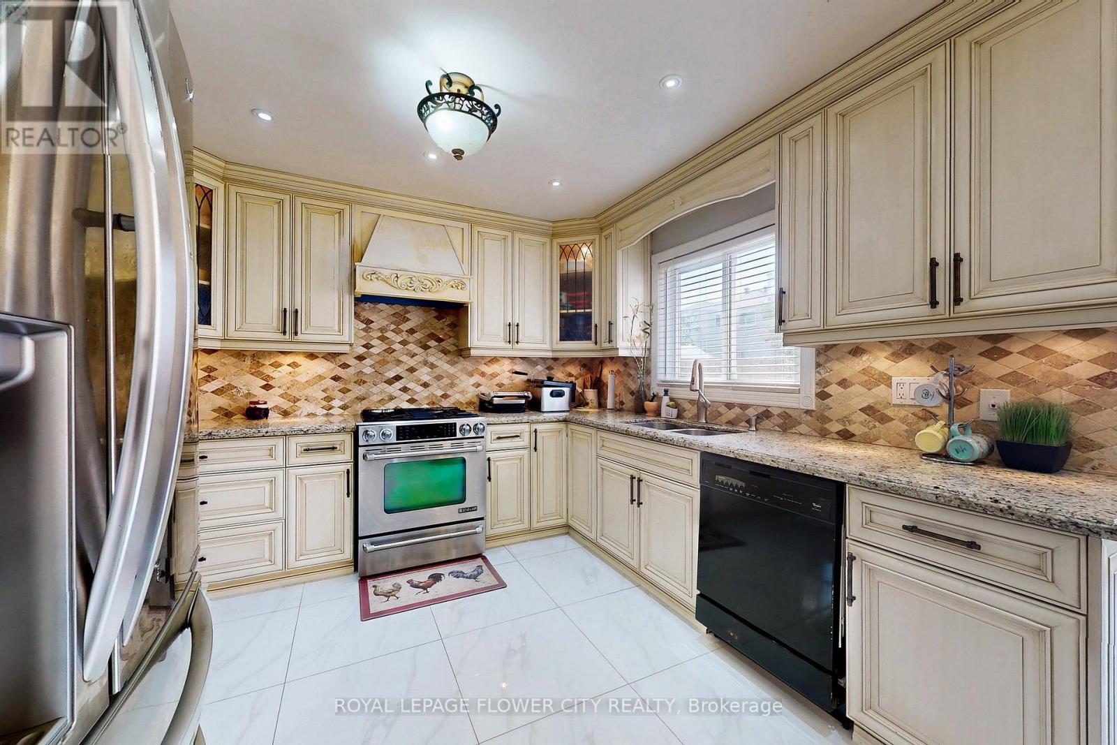 656 Esprit Crescent, Mississauga, Ontario  L5R 3B9 - Photo 9 - W12259116