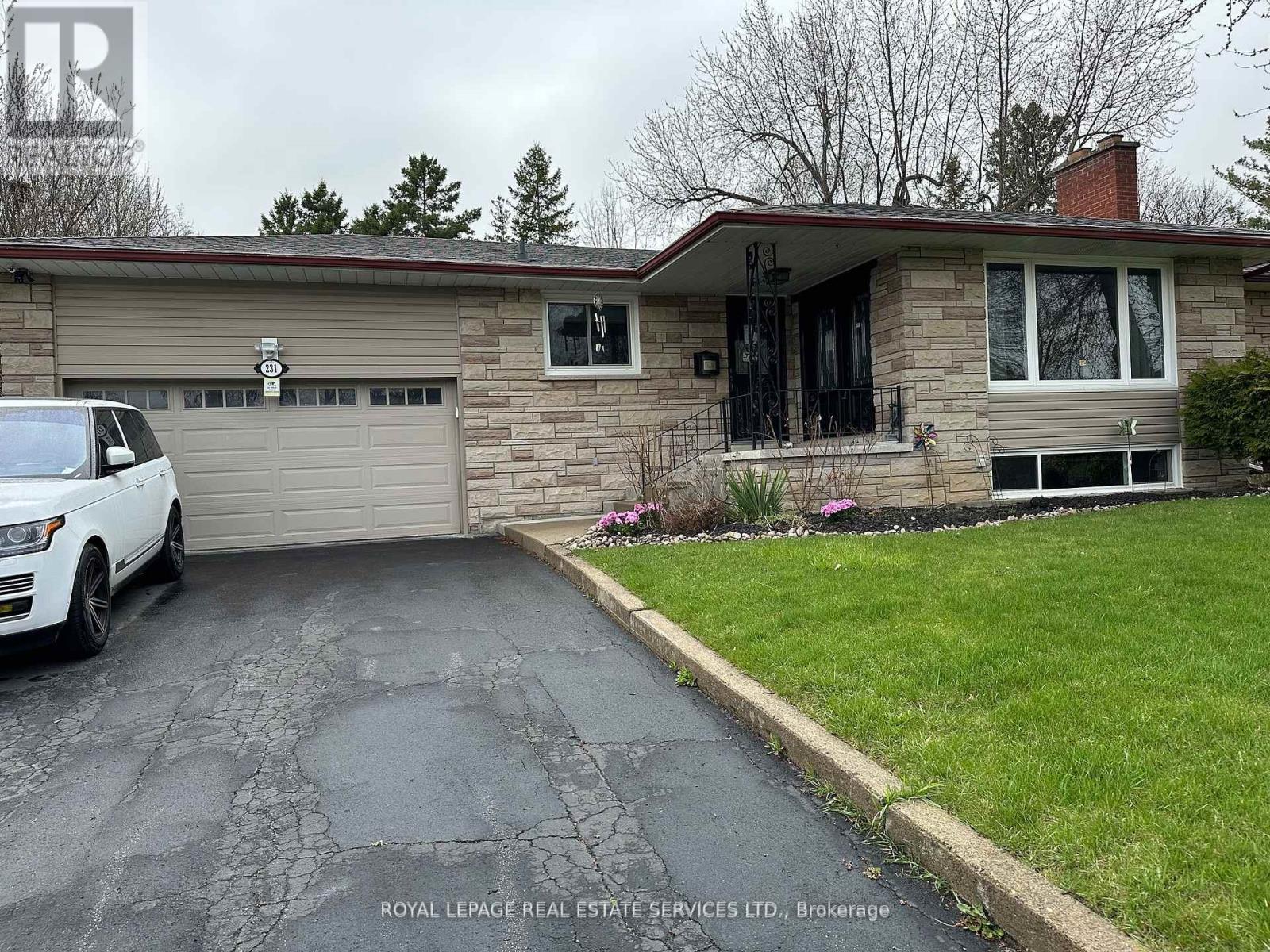 Property at 231 ELIZABETH STREET S image 2