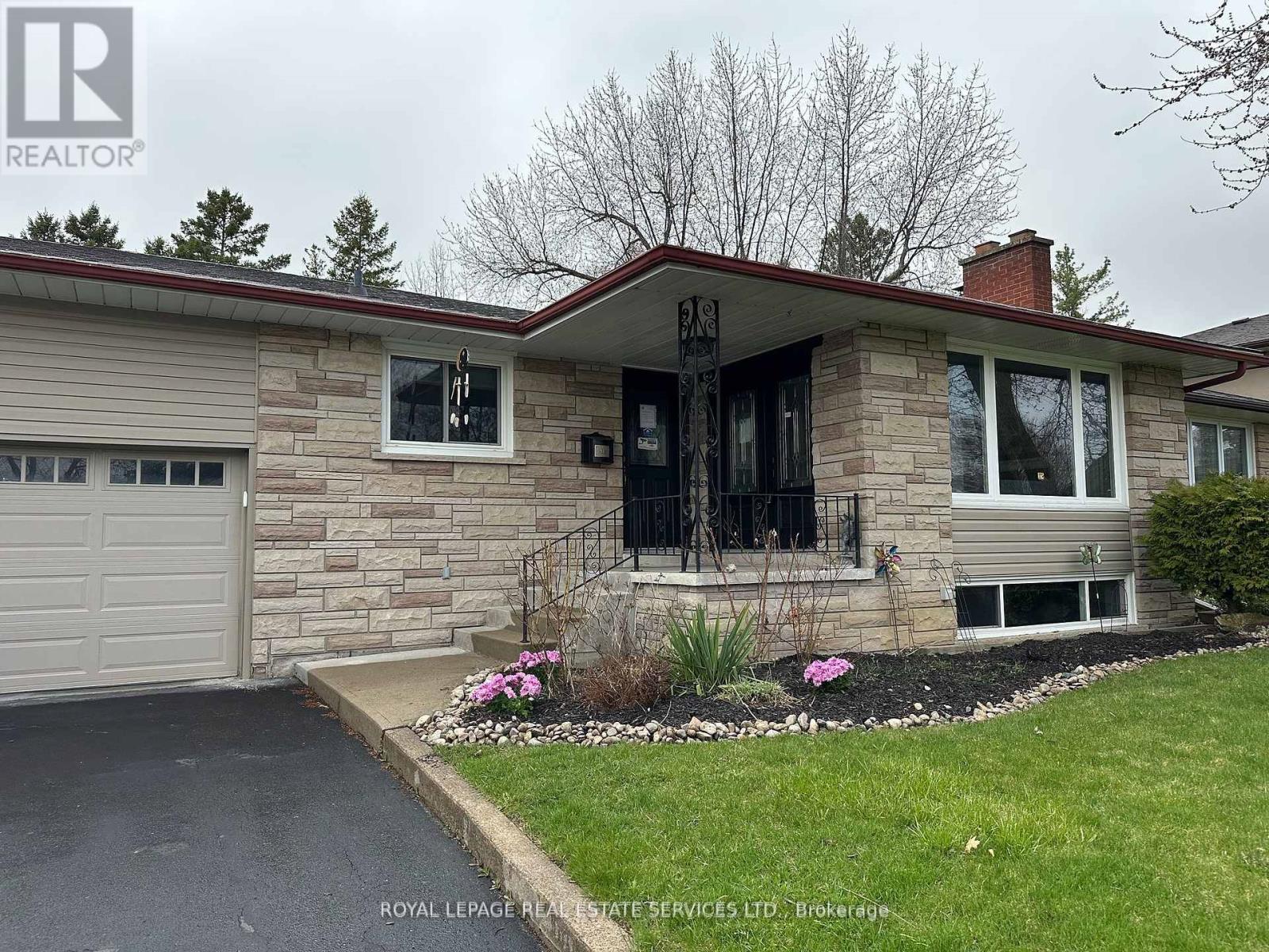 Property at 231 ELIZABETH STREET S image 3
