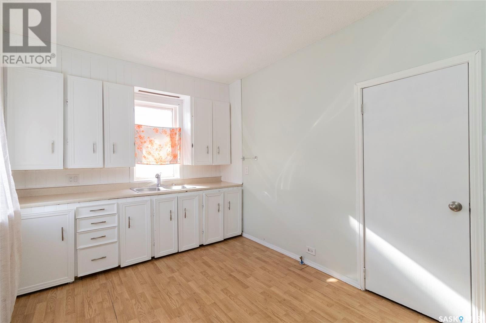 Property at 224 F AVENUE N image 2