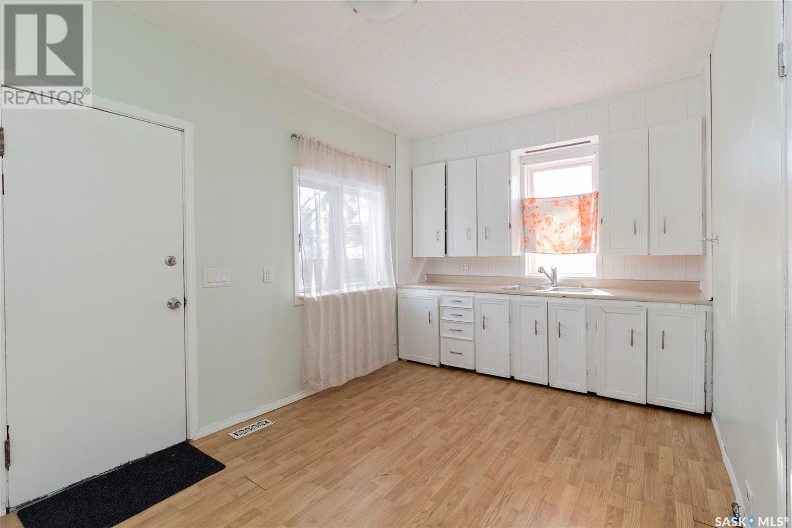 Property at 224 F AVENUE N image 3