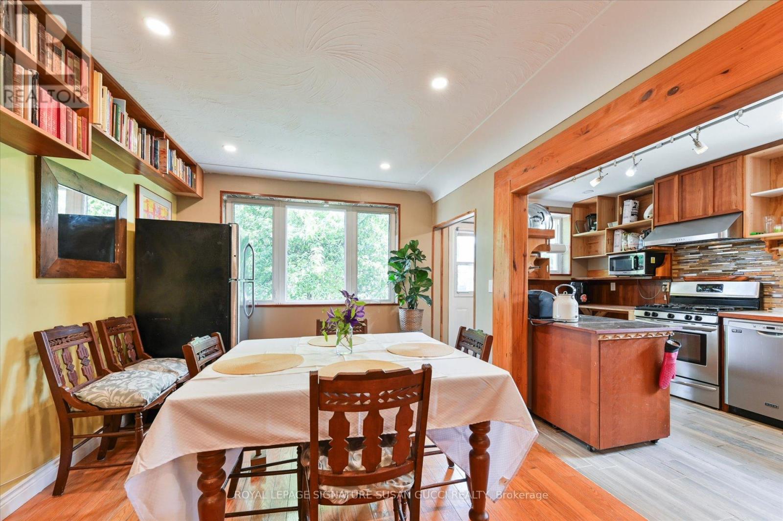 Property at 982 COSBURN AVENUE image 1