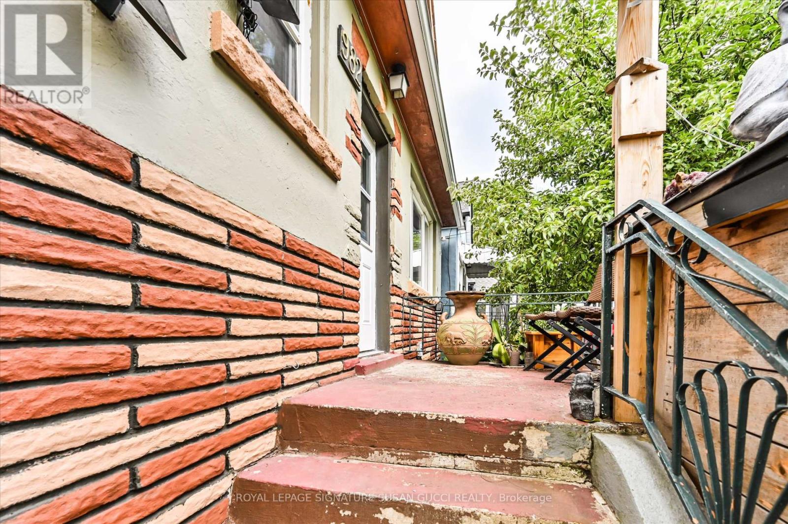 Property at 982 COSBURN AVENUE image 2