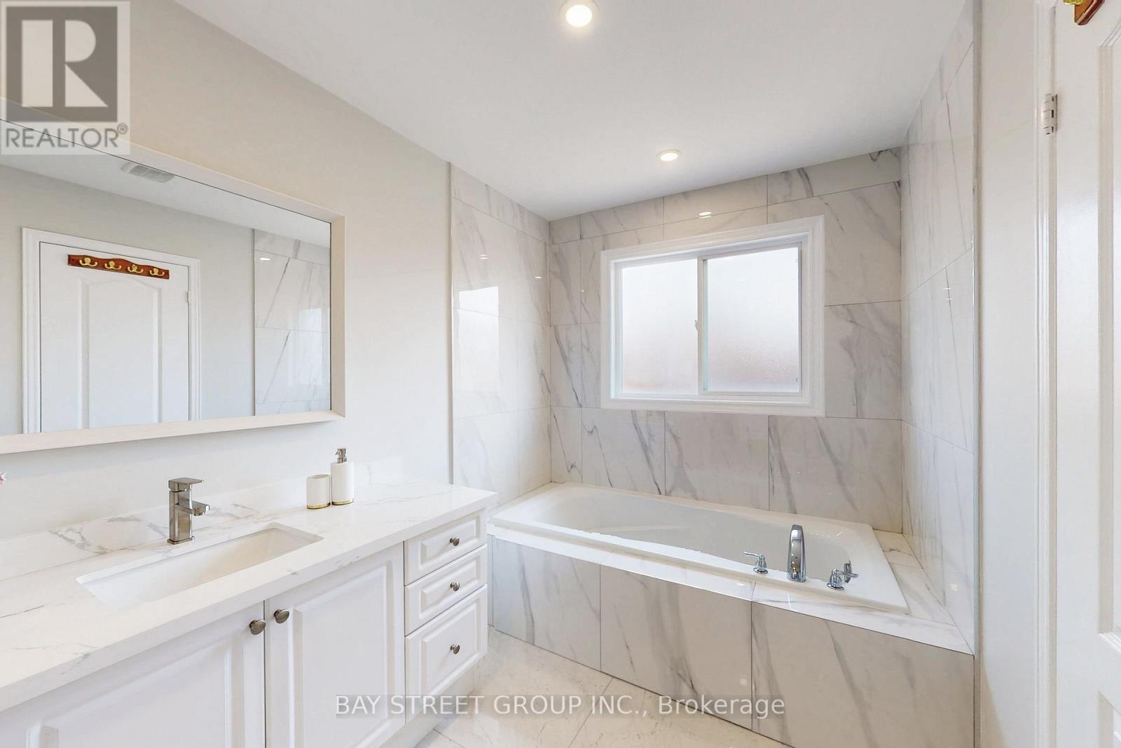 53 Devonwood Drive, Markham, Ontario  L6C 3E9 - Photo 23 - N12259457