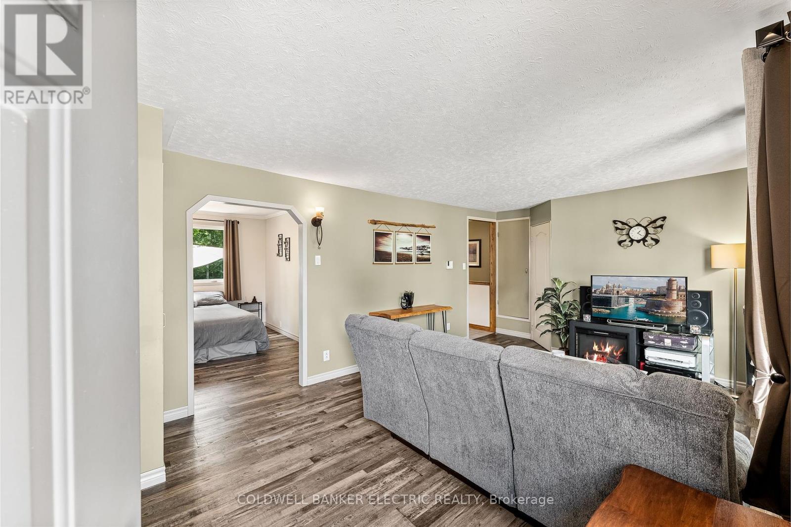 Property at 635 PARK STREET N image 5