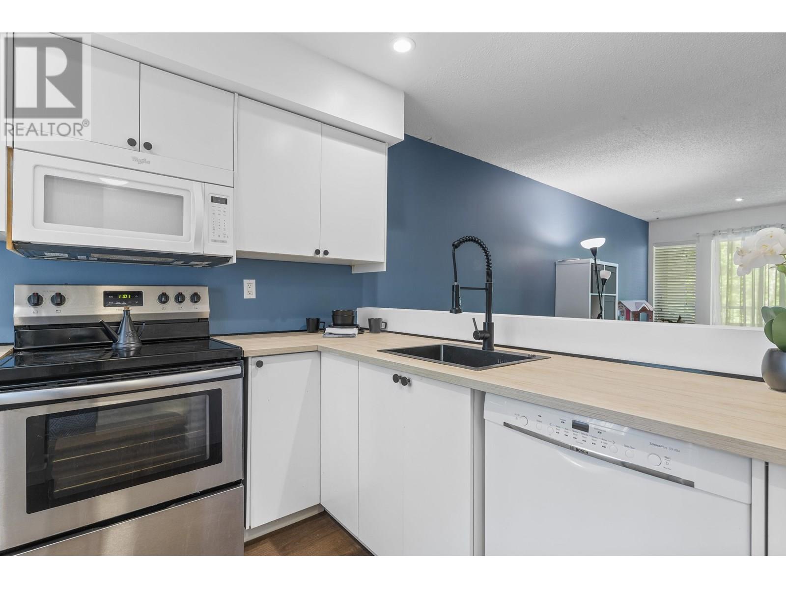 Property at 17 2978 WALTON AVENUE image 3