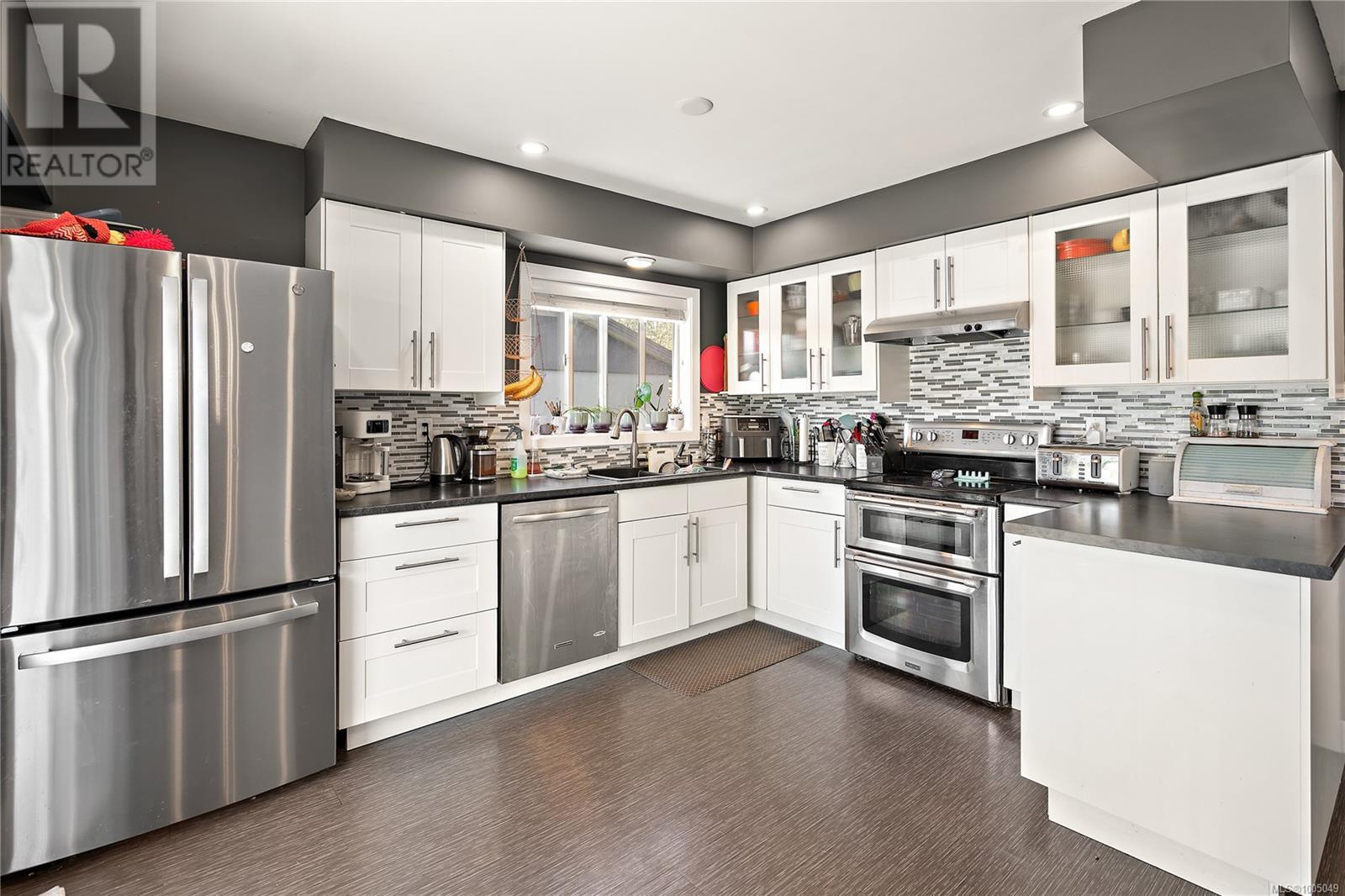 Property at 2015 Linda Pl image 3