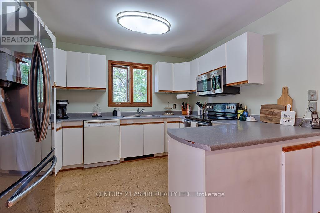 551 Whispering Pines Crescent, Laurentian Valley, Ontario  K8A 6W4 - Photo 5 - X12260003