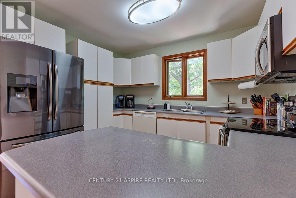 551 Whispering Pines Crescent, Laurentian Valley, Ontario  K8A 6W4 - Photo 6 - X12260003