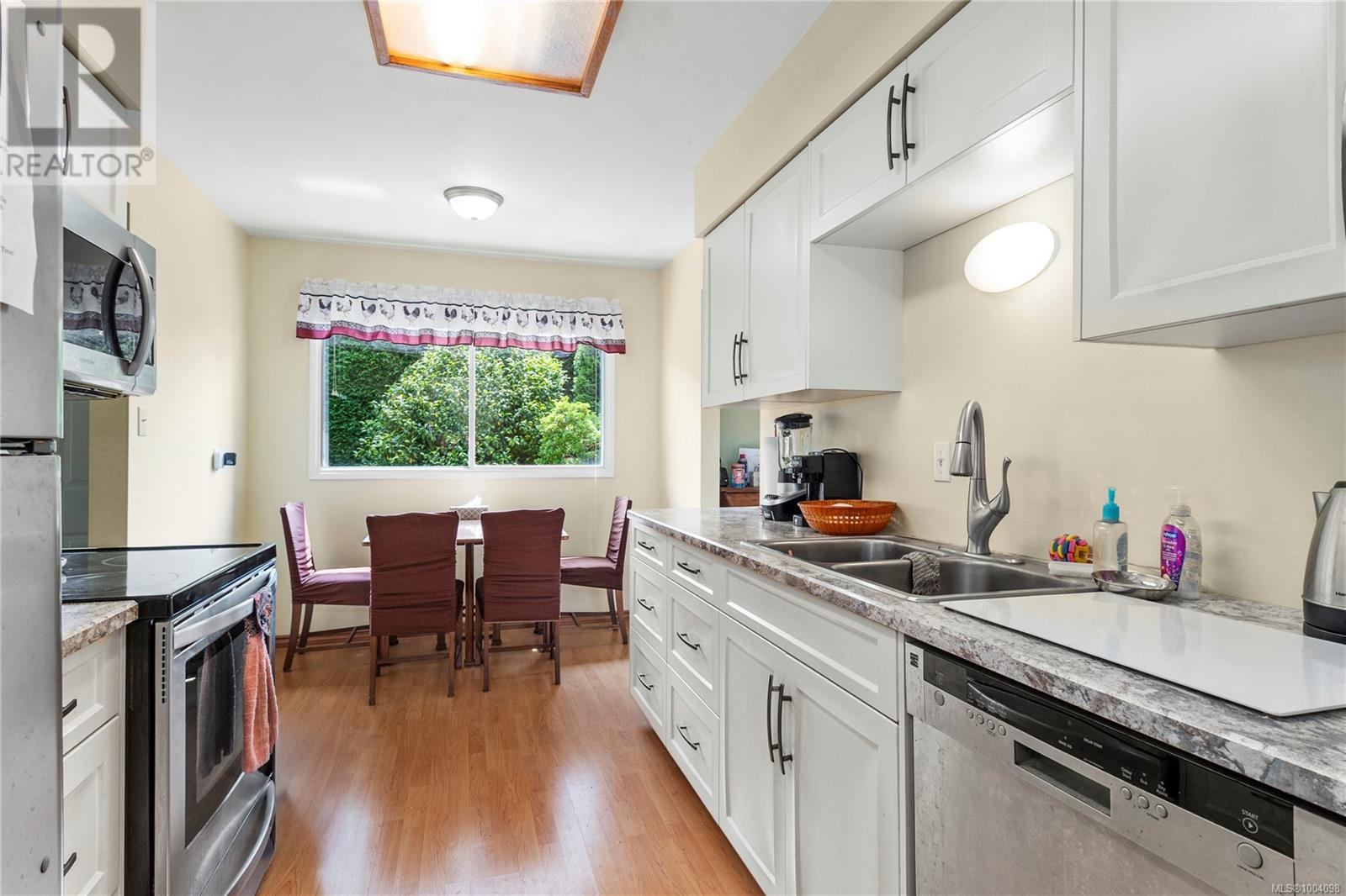 Property at 880 Pinecrest Rd image 4