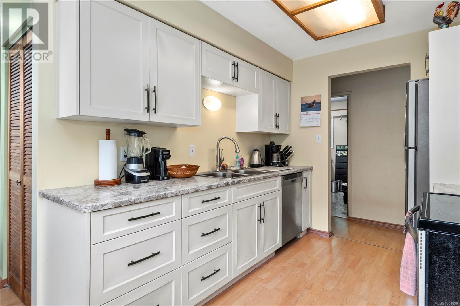 Property at 880 Pinecrest Rd image 5