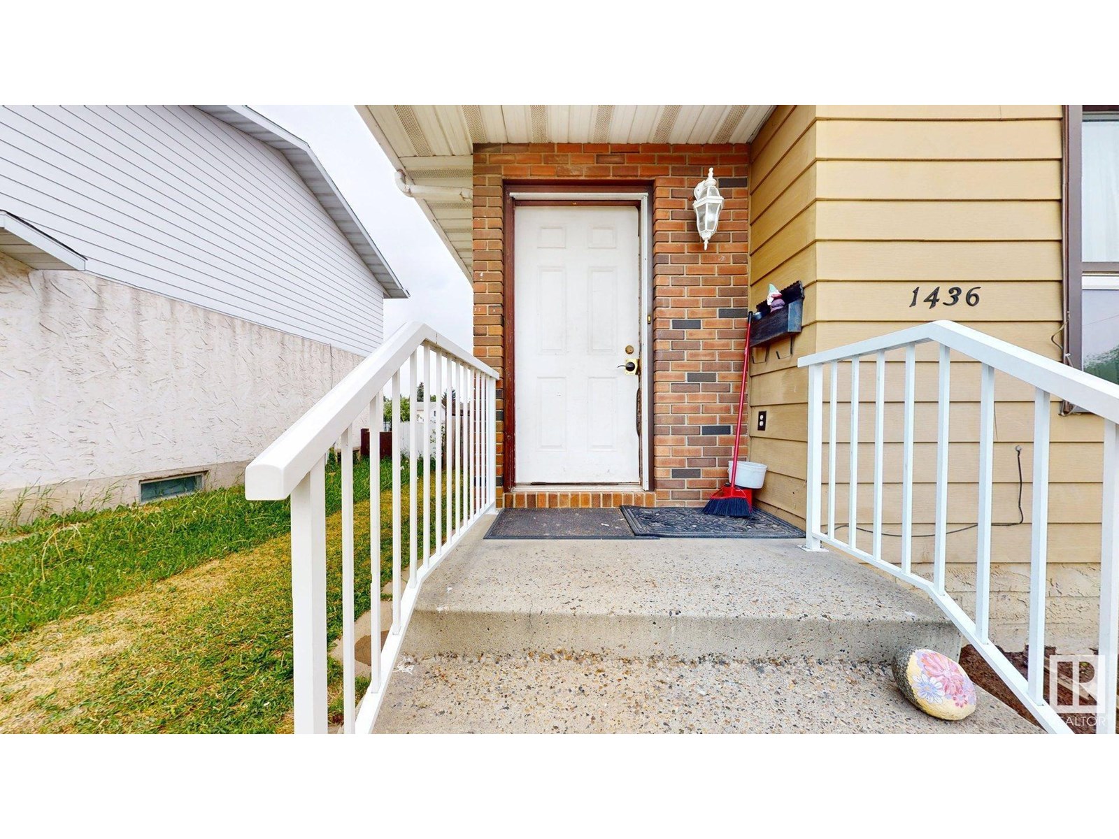 Property at 1436 62 ST NW image 2