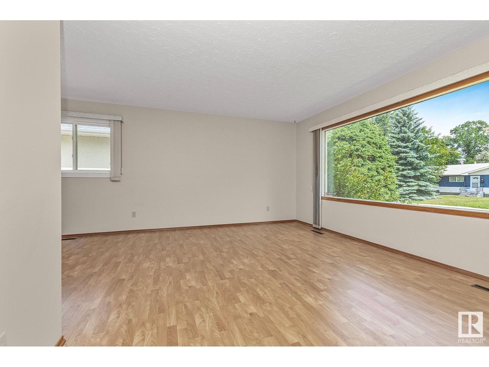 Property at 101 PINE ST image 4