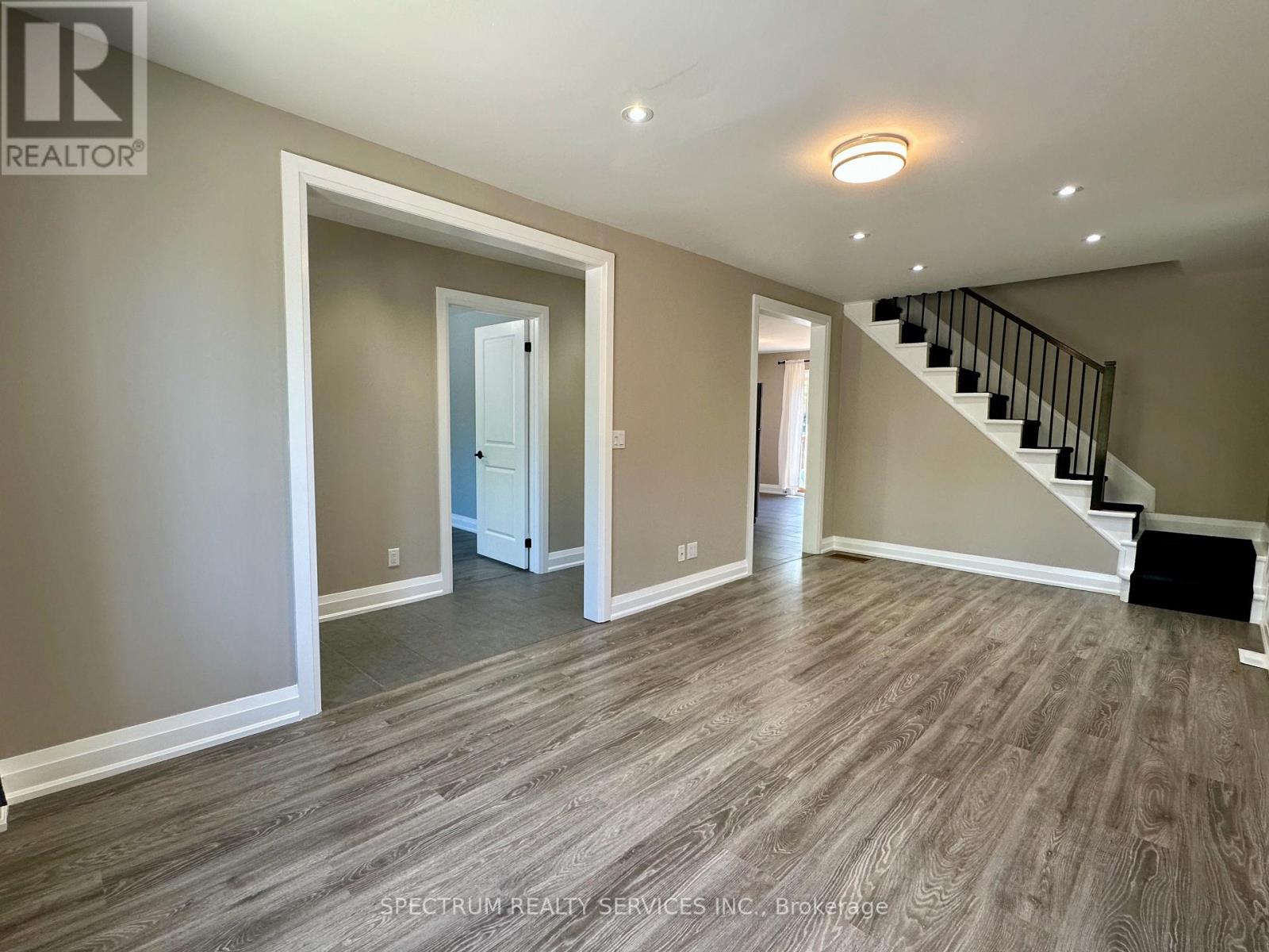 Property at 36 QUEEN STREET N image 3