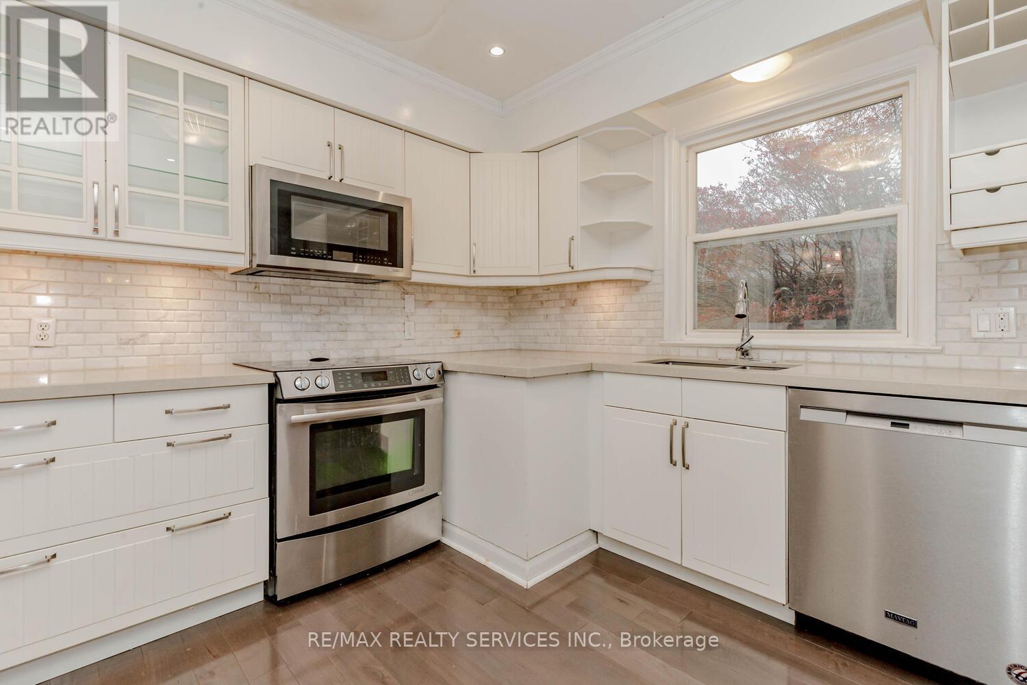 1259 Twin Oaks Dell Drive, Mississauga, Ontario  L5H 3J7 - Photo 13 - W12260053