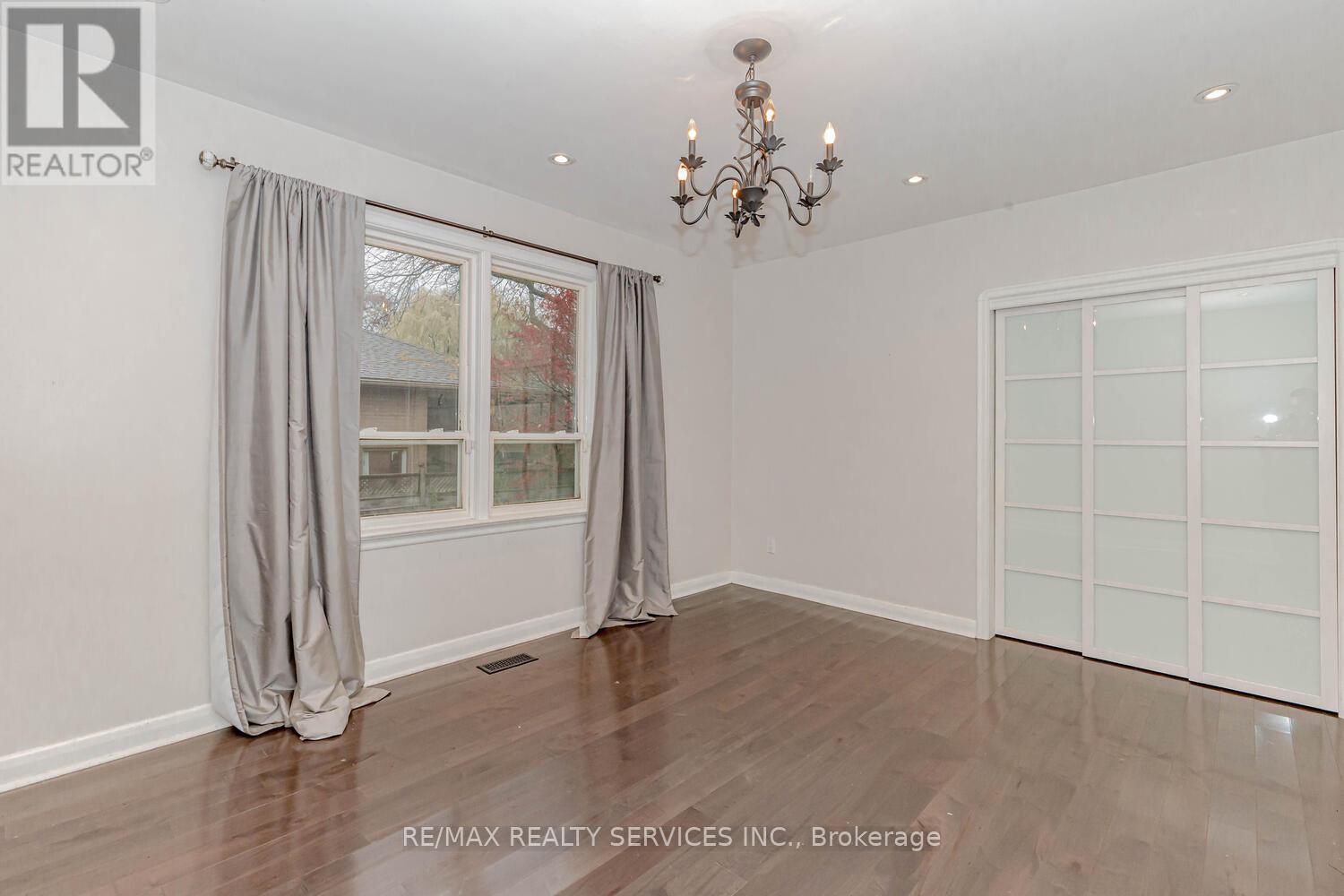 1259 Twin Oaks Dell Drive, Mississauga, Ontario  L5H 3J7 - Photo 17 - W12260053